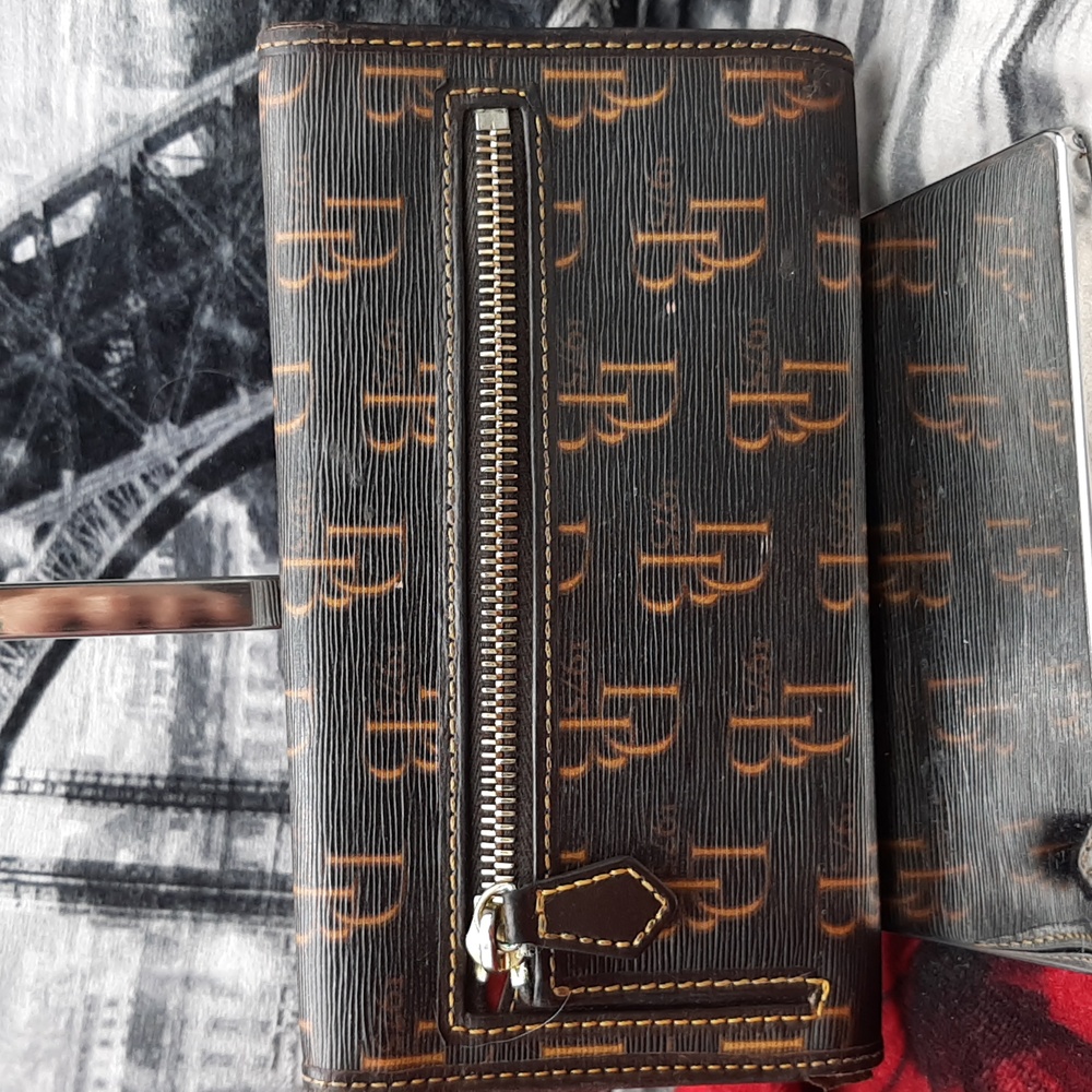 Dooney & Bourke Continental Clutch - Picture 2 of 8